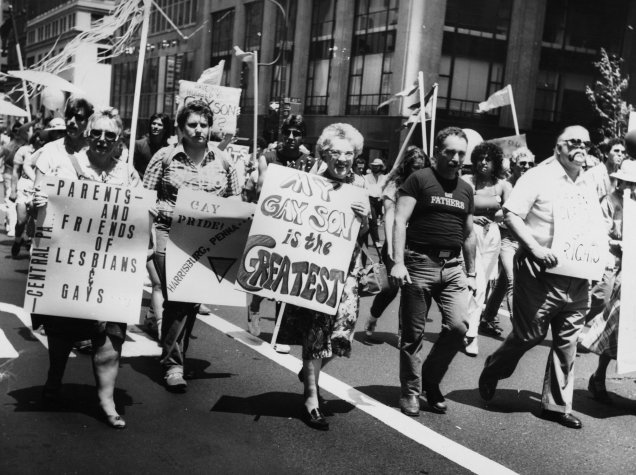 Pais e amigos de lésbicas e gays participam da Parada LGBT de Nova York em 1983