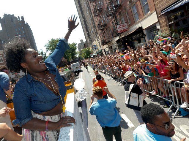Danielle Brooks, a Taystee de Orange is the New Black, participa da Parada LGBT de Nova York em 2014