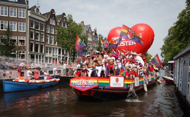 Em Amsterdam, a Parada LGBT acontece nos canais que cortam a cidade