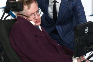 Stephen Hawking e Eddie Redmayne na premiere de “A Teoria de Tudo”