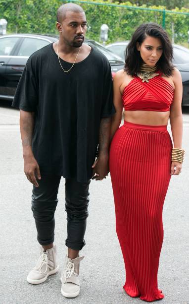 Com uma vibe egípcia e com os cabelos recém cortados (ela tinha acabado de debutar seu long bob), Kim estava deslumbrante ao lado de Kanye para a festa pré-Grammy da Roc Nation, gravadora de Jay-Z.