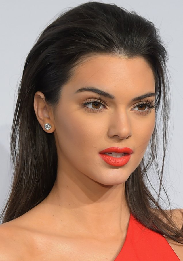 <strong>Kendall Jenner:</strong> o casadinho de roupa e maquiagem, como mostra a modelo em seu look alaranjado, é perfeito para festas.