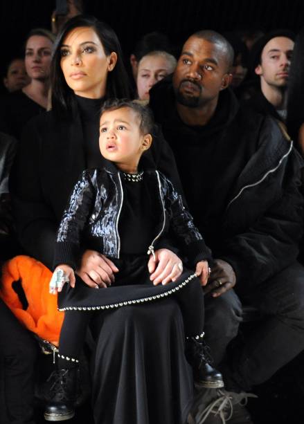 Para o desfile de <span><strong>Alexander Wang</strong> em 2015, Kim e Kanye levaram o acessório mais fofo de todos para a fila A: North West!</span>