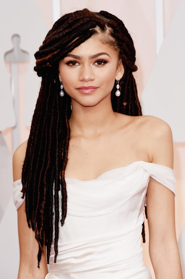 Quem não se lembra dos dreads que Zendaya desfilou no red carpet do Oscar de 2015?! Quem não se lembra dos dreads que Zendaya desfilou no red carpet do Oscar de 2015?!