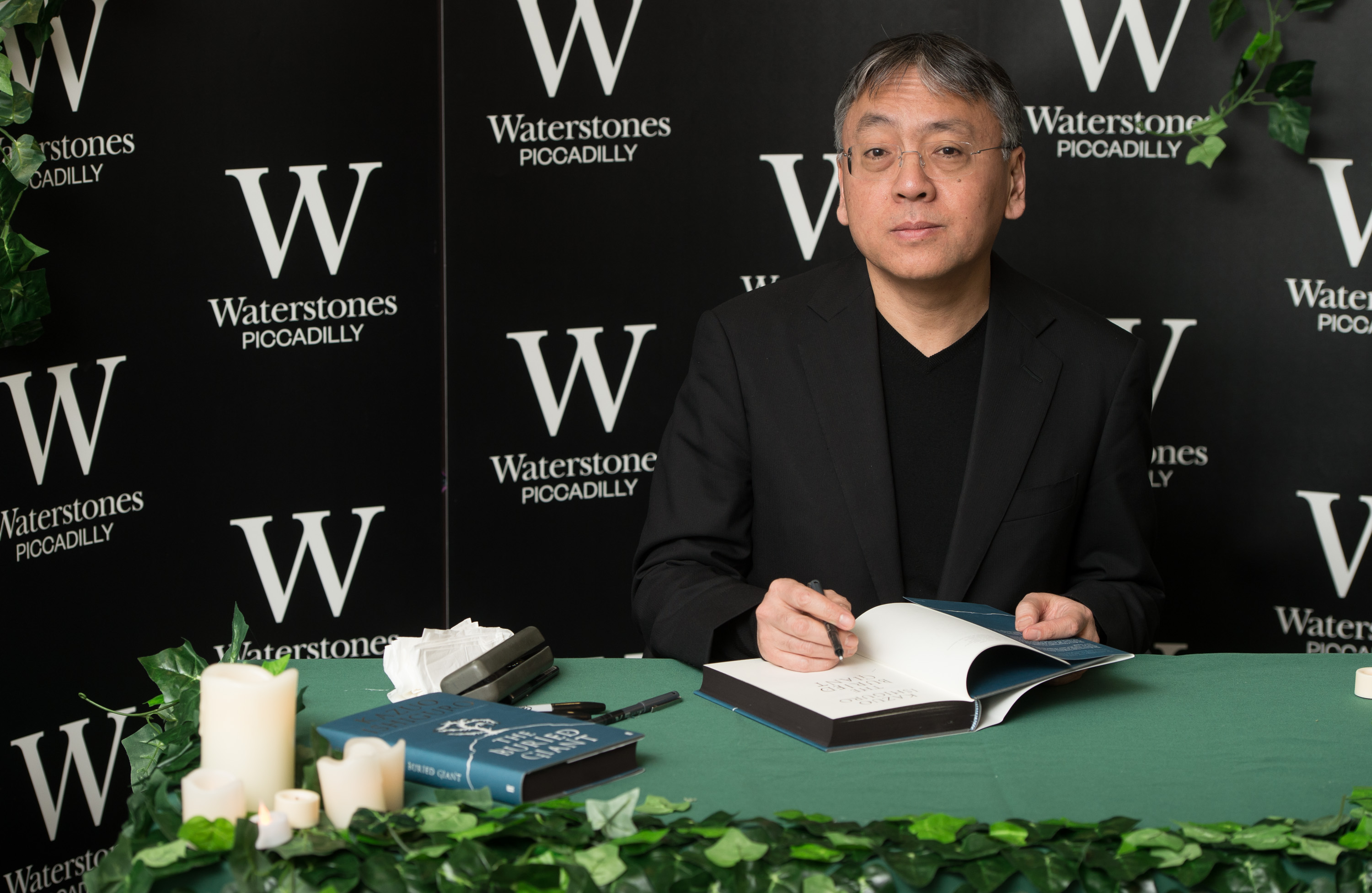 Conheça Kazuo Ishiguro, Vencedor Do Nobel De Literatura 2017 | CLAUDIA