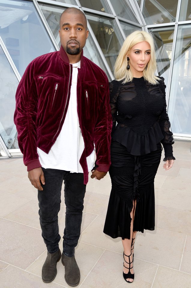 Platinadíssima, Kim escolheu um look sóbrio para ir ao desfile da <span><strong>Louis Vuitton</strong> na Paris Fashion Week.</span>