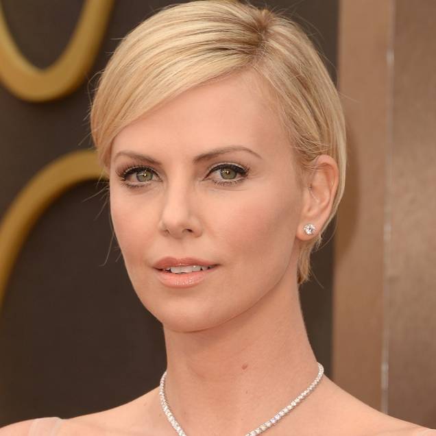 <strong>Charlize Theron</strong> // Delineado sem gatinho, lápis bege na linha d'água e gloss levemente pêssego. <strong>Charlize Theron</strong> // Delineado sem gatinho, lápis bege na linha d'água e gloss levemente pêssego.