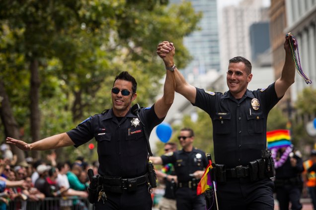 Os policiais Jeff Kuhlmann, a esquerda, marcha com o namorado David Ayala, também policial, em São Francisco, nos EUA.