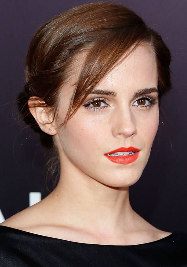 <strong>Emma Watson:</strong> no dia a dia, que tal dispensar o nude e arrematar a maquiagem básica, composta por máscara de cílios e sombra marrom, com batom laranja? <strong>Emma Watson:</strong> no dia a dia, que tal dispensar o nude e arrematar a maquiagem básica, composta por máscara de cílios e sombra marrom, com batom laranja?