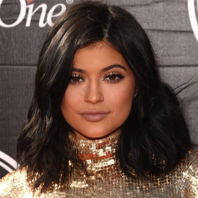<strong>Kylie Jenner </strong>// Delineado a partir do meio da pálpebra, glitter dourado, cílios marcados e batom acinzentado. <strong>Kylie Jenner </strong>// Delineado a partir do meio da pálpebra, glitter dourado, cílios marcados e batom acinzentado.