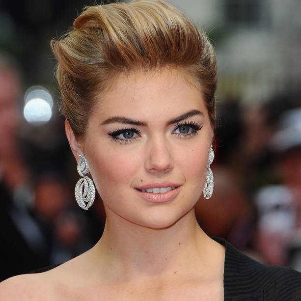 <strong>Kate Upton</strong> // Gatinho clássico, cílios destacados e batom clarinho perolado.