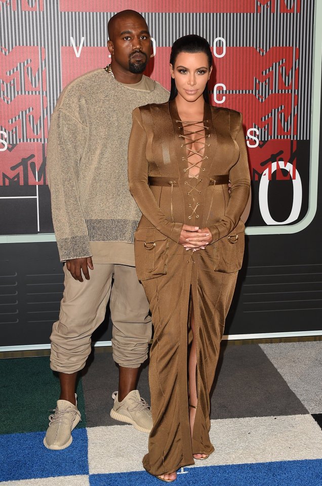 <span></span>Para ir ao Video Music Awards de 2015, Kim Kardashian optou por um vestido <strong>Balmain</strong> todo trançado e Kanye, sempre com uma vibe esportiva, foi com um look bege monocromático e tênis da sua coleção <strong>Yeezy Boost</strong>.