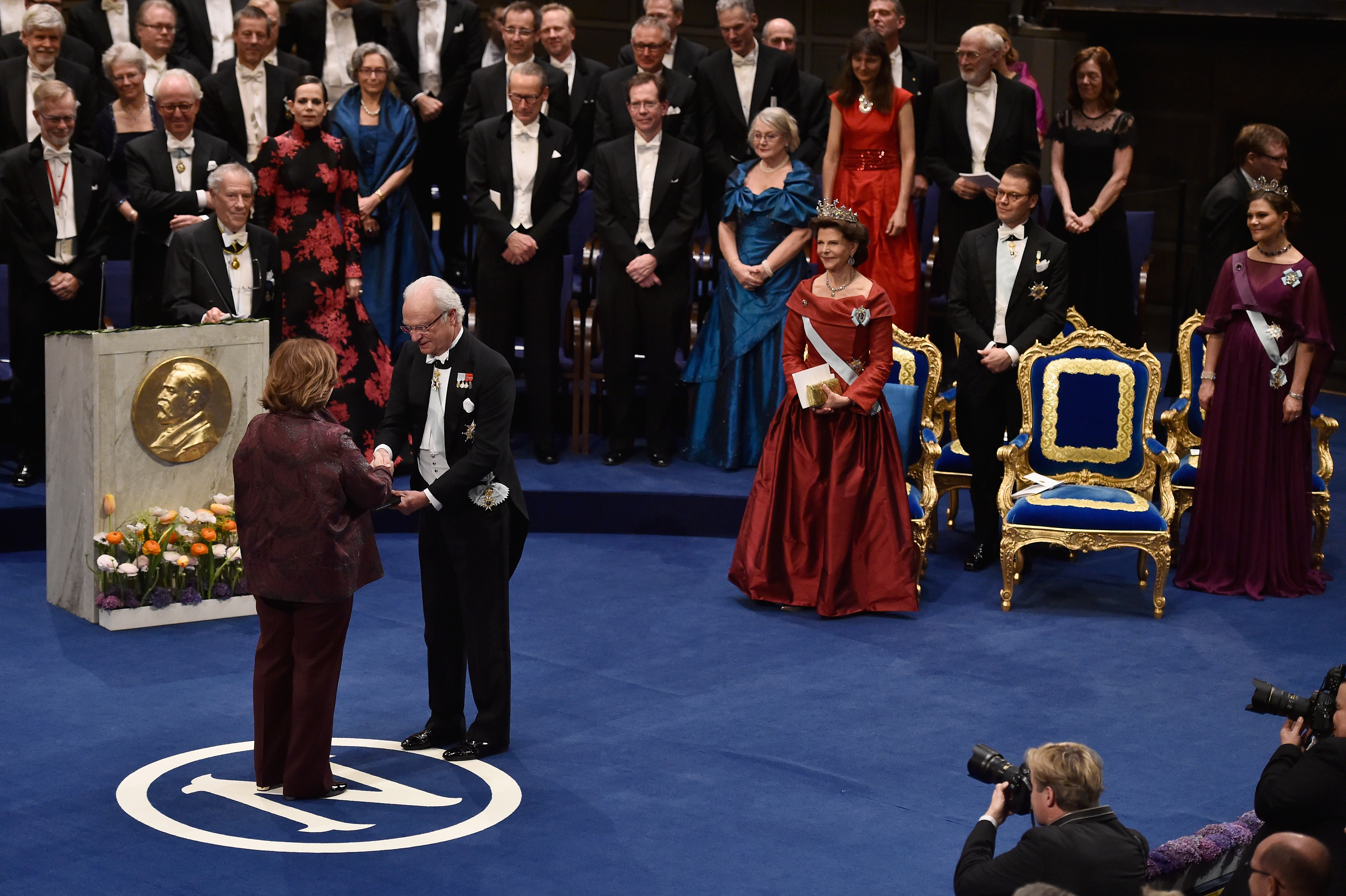Эффект нобелевской премии. Нобель и Нобелевская премия. Шведский Король Нобелевская премия. Вручение Нобелевской премии. Церемония вручения Нобелевской премии.