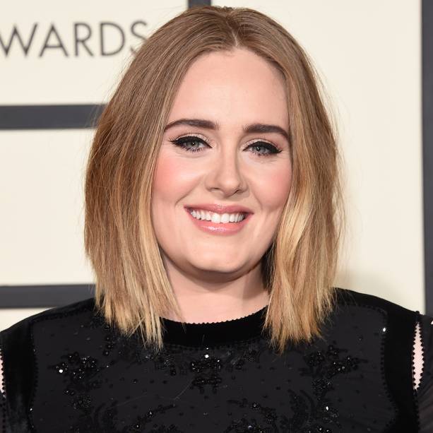 <strong>Adele</strong> // Delineado gatinho bem grosso, sombra bege e gloss incolor.