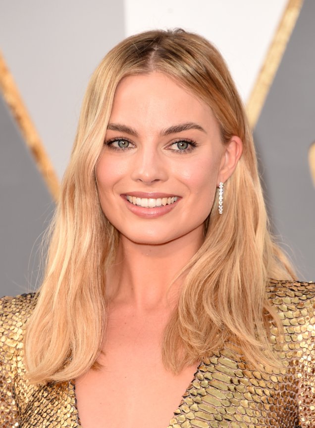 A leveza foi o foco de Margot Robbie no Oscar 2016. A atriz optou por um make natural e cabelos levemente ondulados.