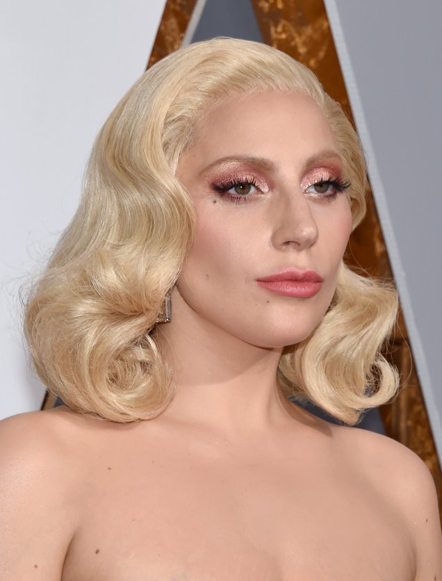 Com cabelos ondulados, sombra rosa brilhante e batom também rosado, Lady Gaga teve um de seus melhores momentos no tapete vermelho do Oscar de 2016.