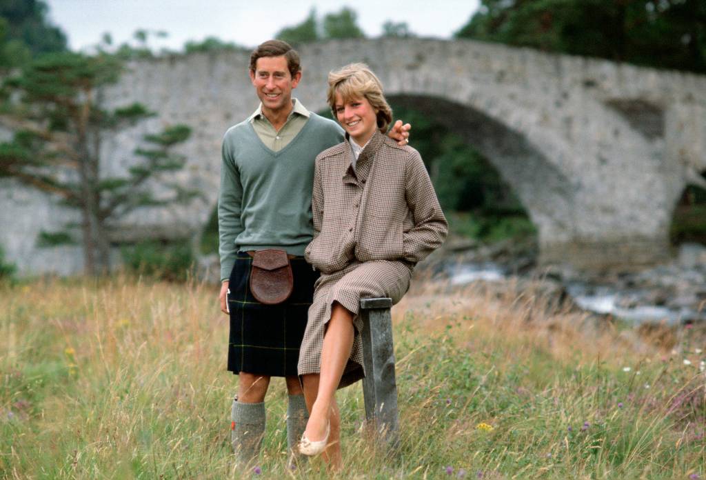Diana Charles Honeymoon BALMORAL, UNITED KINGDOM - AUGUST 19: Prince Charles With His Arm Around His Wife, Princess Diana, During A Honeymoon Photocall By The River Dee. The Princess Is Wearing A Suit Designed By Bill Pashley With A Pair Of Shoes By The Chelsea Cobbler. The Prince Is Wearing A Kilt. (Photo by Tim Graham/Getty Images)