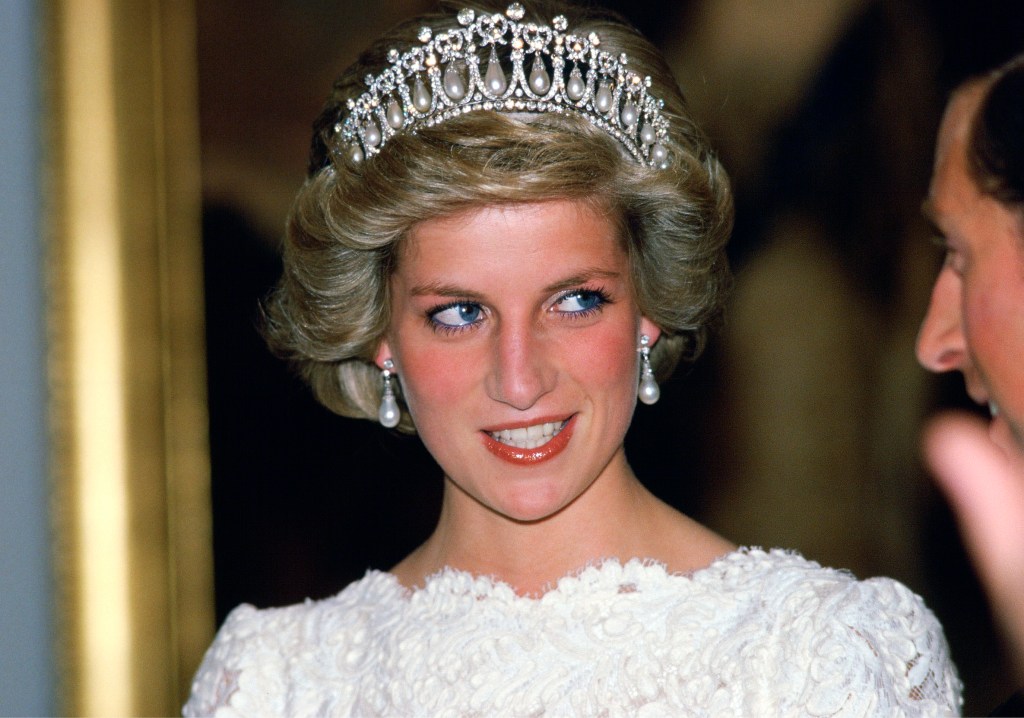 Princesa Diana usando a tiara Lover's Knot