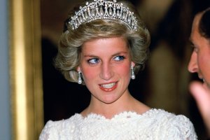 Princesa Diana usando a tiara Lover’s Knot