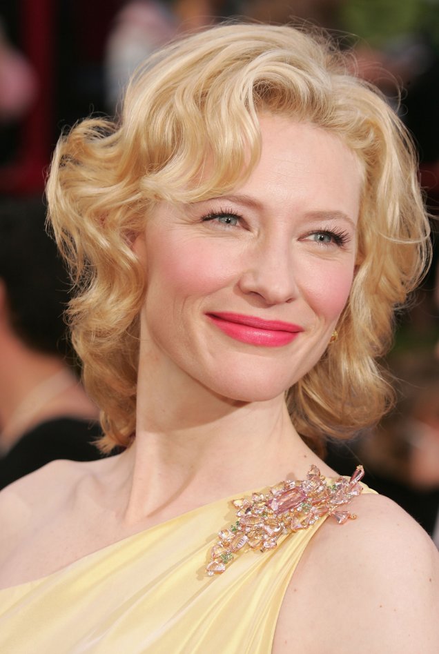<span>A pele iluminada e os lábios em tom chamativo de rosa de Cate Blanchett foram perfeitos para a premiação de 2005.</span>