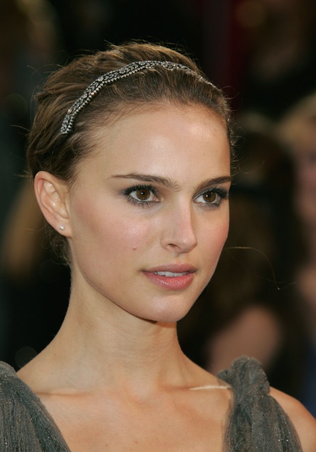 Natalie Portman deu um toque doce e romântico à sua produção com lábios levemente rosados e uma tiara de brilhantes.     