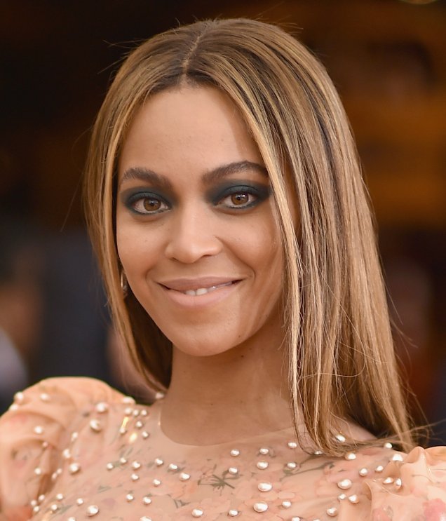 Beyoncé: olhos destacados com sombra verde + cabelos lisos.