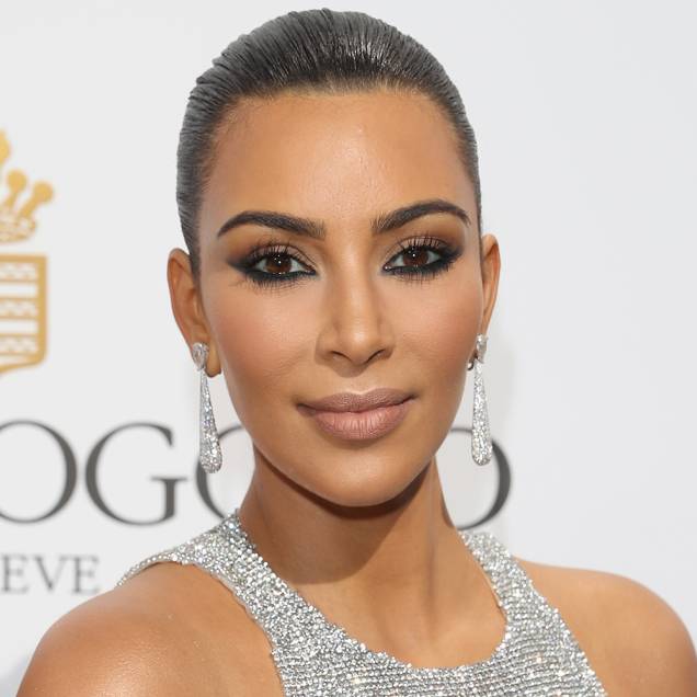 <strong>Kim Kardashian</strong> // Delineado invertido esfumado e batom marrom claro. <strong>Kim Kardashian</strong> // Delineado invertido esfumado e batom marrom claro.