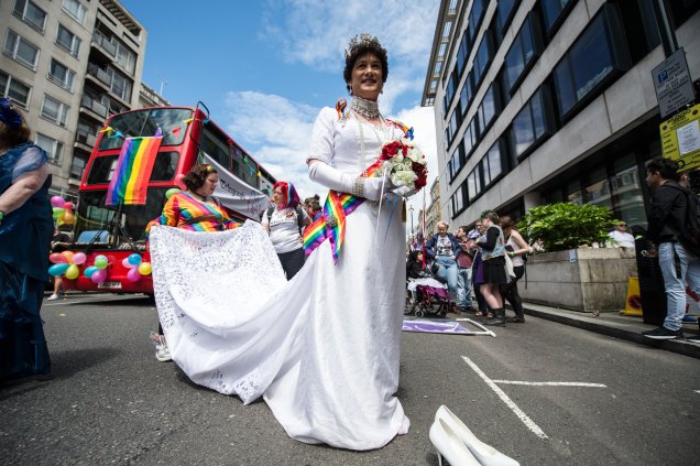 Essa é a 'Rainha Alexandra', personagem de Stephen Stephenson-Spencer, manifestando seu orgulho em Londres, na Inglaterra