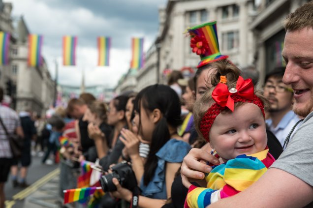 A pequena  Daisy Thwait, então com 1 ano, assiste no colo do pai à Parada LGBT de Londres, na Inglaterra.