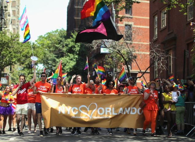 A Parada LGBT de Nova York aconteceu poucos dias após o trágico massacre que vitimou mais de 50 pessoas na boate Pulse, em orlando. Na faixa, está escrito "A Cidade de Nova York ama Orlando"