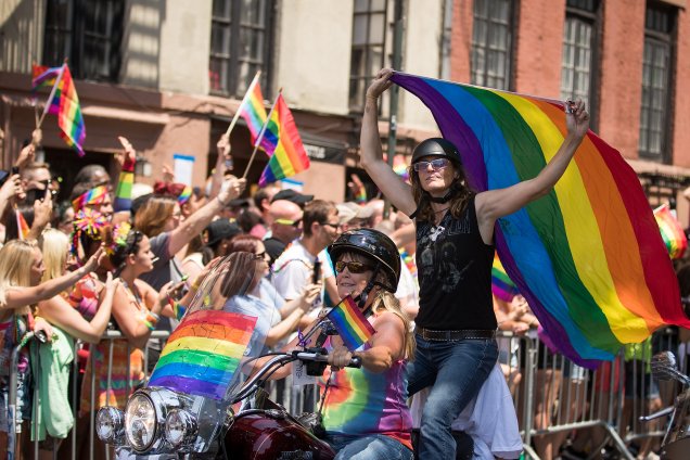 A Parada LGBT de Nova York passa pela Christopher Street, lugar fundamental para a luta LGBT, onde fica o bar Stonewall Inn