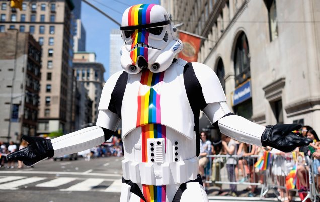 Stormtrooper LGBT marcha na Parada LGBT de Nova York, em 2016