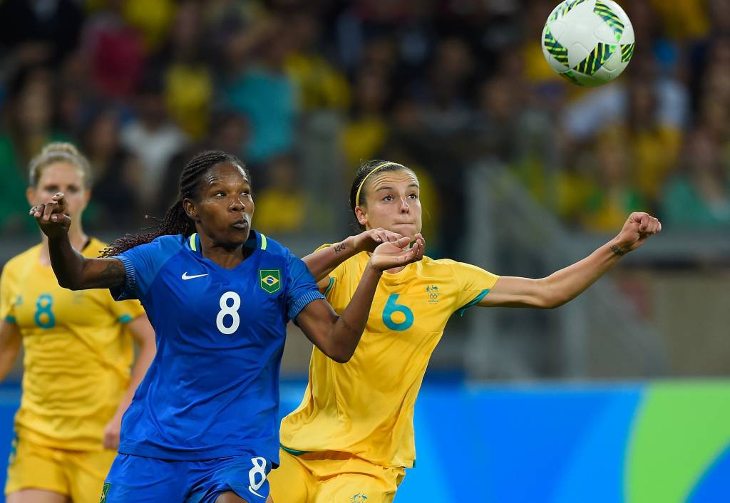 Formiga, da seleção brasileira, disputando bola com Chloe Logarzo, da Austrália, durante jogo das quartas de final das Olimpíadas, em 2016. Formiga, da seleção brasileira, disputando bola com Chloe Logarzo, da Austrália, durante jogo das quartas de final das Olimpíadas, em 2016.