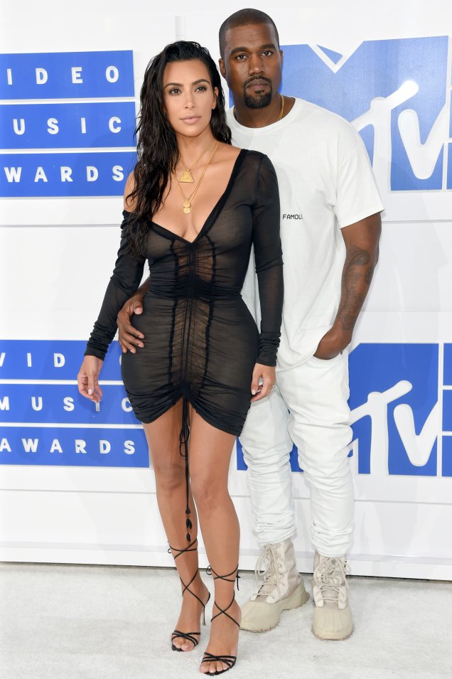 <span>Preto e branco - nada casuais, no caso de Kim - para o MTV Video Music Awards de 2016.</span>