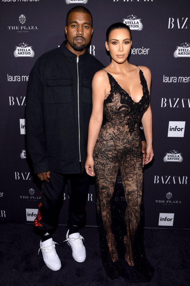Com um vestido super sexy e todo rendado, Kim arrasou ao lado de Kanye no evento ICONS By Carine Roitfeld.