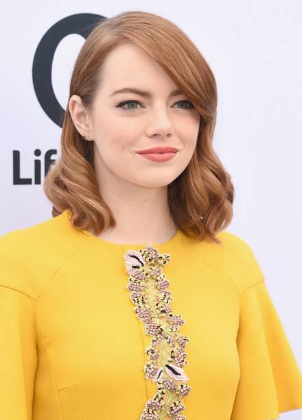 A atriz usou a inspiração blorange para escolher esse tom de seus fios. Apesar de ainda estar ruiva na foto, podemos ver as nuances de um strawberry blonde.