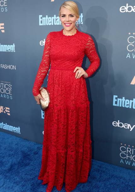 <strong>Busy Phillips</strong> veste <strong>Martha Medeiros</strong>. A atriz norte-americana cruzou o tapete azul do Critics' Choice Awards usando um vestido vermelho da estilista brasileira, expert em renda. Para deixar o look ainda mais colorido, Busy arrematou com batom pink.