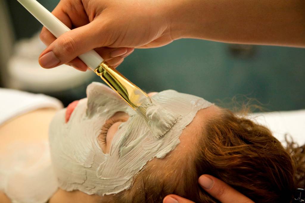 Argila natural: saiba em qual apostar de acordo com o seu tipo de pele