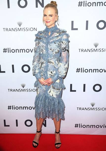 <strong>12.12.16 // Sandy</strong> - Transparência, renda e brilho: a cantora apostou em um vestido supertrabalhado para se apresentar no palco do Tom Brasil, em São Paulo. As unhas longas e vermelhas ofereceram um toque de cor à produção. <strong>12.12.16 // Sandy</strong> - Transparência, renda e brilho: a cantora apostou em um vestido supertrabalhado para se apresentar no palco do Tom Brasil, em São Paulo. As unhas longas e vermelhas ofereceram um toque de cor à produção.