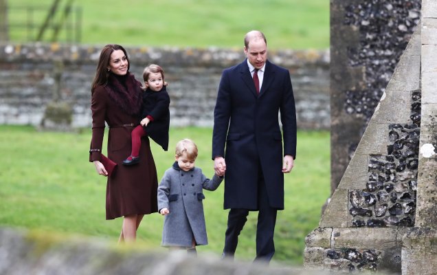 Com os filhos, Charlotte e George, durante o Natal de 2015.