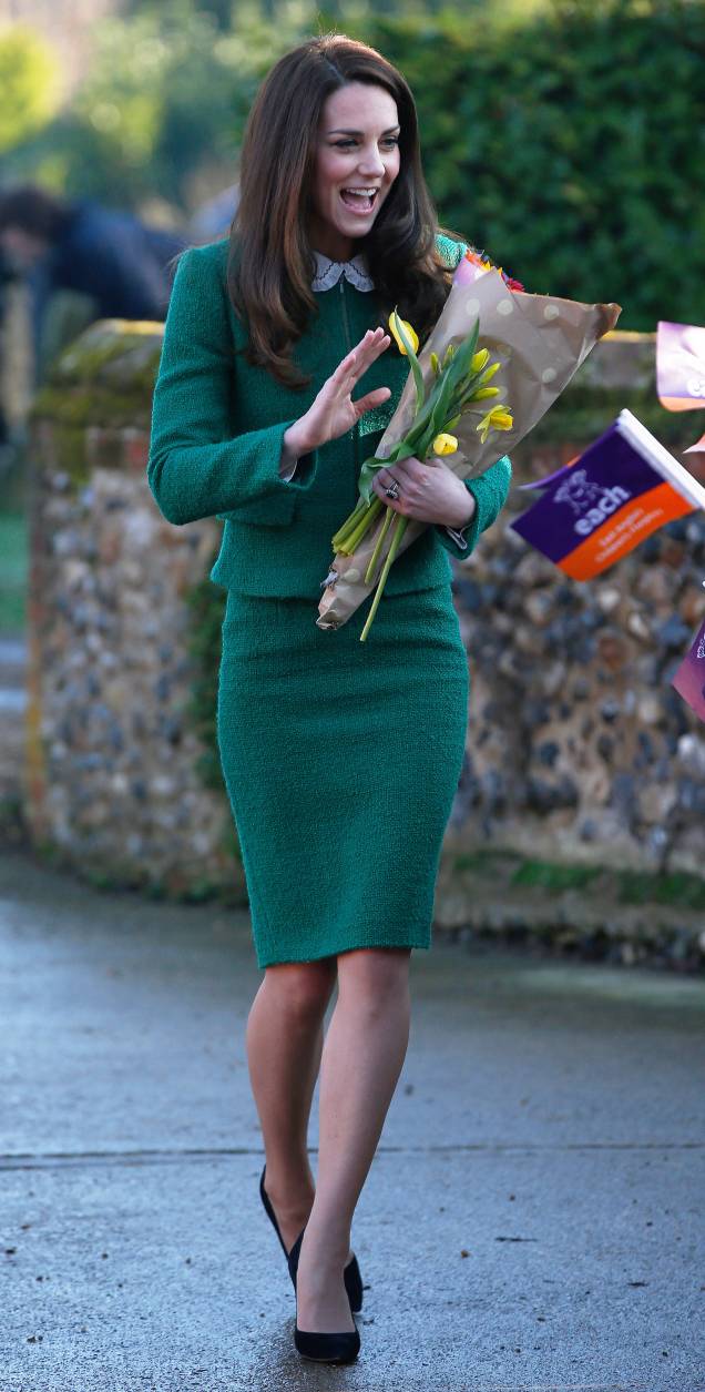 <strong>25 de dezembro de 2016 </strong>– Com a pequena Charlotte no colo, Kate Middleton compareceu à tradicional missa de Natal da família real britânica vestindo um casaco <em>burgundy</em> da etiqueta<strong> Hobbs</strong>. O detalhe de pelos no decote adiciona sofisticação. <strong>25 de dezembro de 2016 </strong>– Com a pequena Charlotte no colo, Kate Middleton compareceu à tradicional missa de Natal da família real britânica vestindo um casaco <em>burgundy</em> da etiqueta<strong> Hobbs</strong>. O detalhe de pelos no decote adiciona sofisticação.
