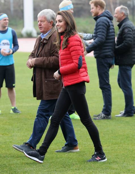 <strong>11 de janeiro de 2017</strong> - Em seu primeiro compromisso oficial de 2017 - dois dias após seu aniversário de 35 anos -, a Duquesa de Cambridge fez uma visita ao Centro Anna Freud, em Londres, para conversar com jovens mães que passam por problemas emocionais. Na data, Kate exibiu um vestido azul klein da grife <strong>Eponine</strong>. Em uma brincadeira de <em>ton sur ton</em>, os sapatos são marinho. <strong>11 de janeiro de 2017</strong> - Em seu primeiro compromisso oficial de 2017 - dois dias após seu aniversário de 35 anos -, a Duquesa de Cambridge fez uma visita ao Centro Anna Freud, em Londres, para conversar com jovens mães que passam por problemas emocionais. Na data, Kate exibiu um vestido azul klein da grife <strong>Eponine</strong>. Em uma brincadeira de <em>ton sur ton</em>, os sapatos são marinho.