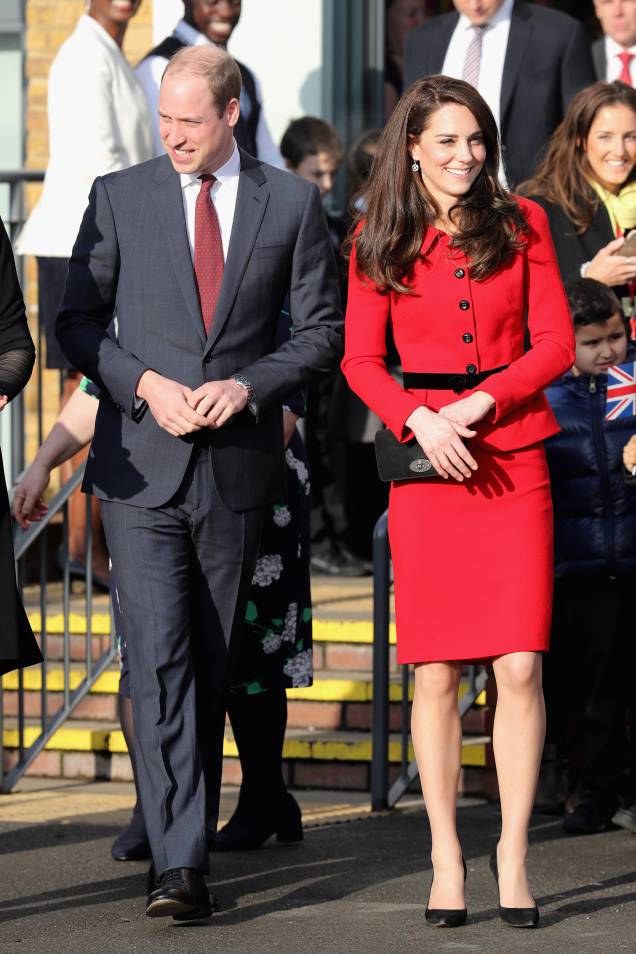<strong>17 de janeiro de 2017</strong><span> - Pela manhã, a duquesa e os príncipes William e Harry participaram de uma coletiva do <em>Heads Together</em>, projeto da realeza britânica sobre saúde mental. Na data, </span>Kate apostou em acessórios <em>burgundy</em> e vestido estampado da <strong>Erdem</strong>. O fundo escuro, as mangas longas e o decote fechado do modelo trouxeram sobriedade à produção. <strong>17 de janeiro de 2017</strong><span> - Pela manhã, a duquesa e os príncipes William e Harry participaram de uma coletiva do <em>Heads Together</em>, projeto da realeza britânica sobre saúde mental. Na data, </span>Kate apostou em acessórios <em>burgundy</em> e vestido estampado da <strong>Erdem</strong>. O fundo escuro, as mangas longas e o decote fechado do modelo trouxeram sobriedade à produção.