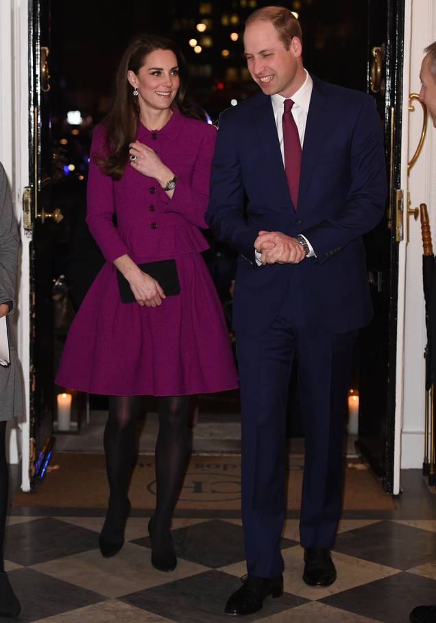 <strong>24 de janeiro de 2017</strong> - A Duquesa de Cambridge visitou um hospital infantil em Norfolk, condado onde mora com o Príncipe William e os filhos George e Charlotte. Kate não se deixou intimidar pela temperatura na casa dos 10ºC e apostou em um conjunto de casaqueto e saia de comprimento na altura dos joelhos. Em destaque, a gola com babados deu um toque divertido. <strong>24 de janeiro de 2017</strong> - A Duquesa de Cambridge visitou um hospital infantil em Norfolk, condado onde mora com o Príncipe William e os filhos George e Charlotte. Kate não se deixou intimidar pela temperatura na casa dos 10ºC e apostou em um conjunto de casaqueto e saia de comprimento na altura dos joelhos. Em destaque, a gola com babados deu um toque divertido.