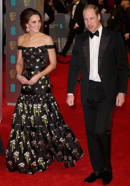 <strong>05 de fevereiro de 2017</strong><span> - Kate Middleton tirou os tênis esportivos do armário para participar de uma pequena corrida ao lado de William e Harry, como parte da campanha <em>Heads Together</em>. Para se exercitar no frio sem perder o estilo, a mãe de George e Charlotte exibiu um doudoune vermelho e tênis <strong>New Balance</strong>.</span> <strong>05 de fevereiro de 2017</strong><span> - Kate Middleton tirou os tênis esportivos do armário para participar de uma pequena corrida ao lado de William e Harry, como parte da campanha <em>Heads Together</em>. Para se exercitar no frio sem perder o estilo, a mãe de George e Charlotte exibiu um doudoune vermelho e tênis <strong>New Balance</strong>.</span>