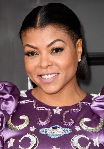 <strong>Taraji P. Henson:</strong> Nos olhos, um pouco de sombra cobre, cílios postiços e lápis preto na linha d'água. O toque atual da produção ficou por conta do batom lilás bem clarinho com textura mate.