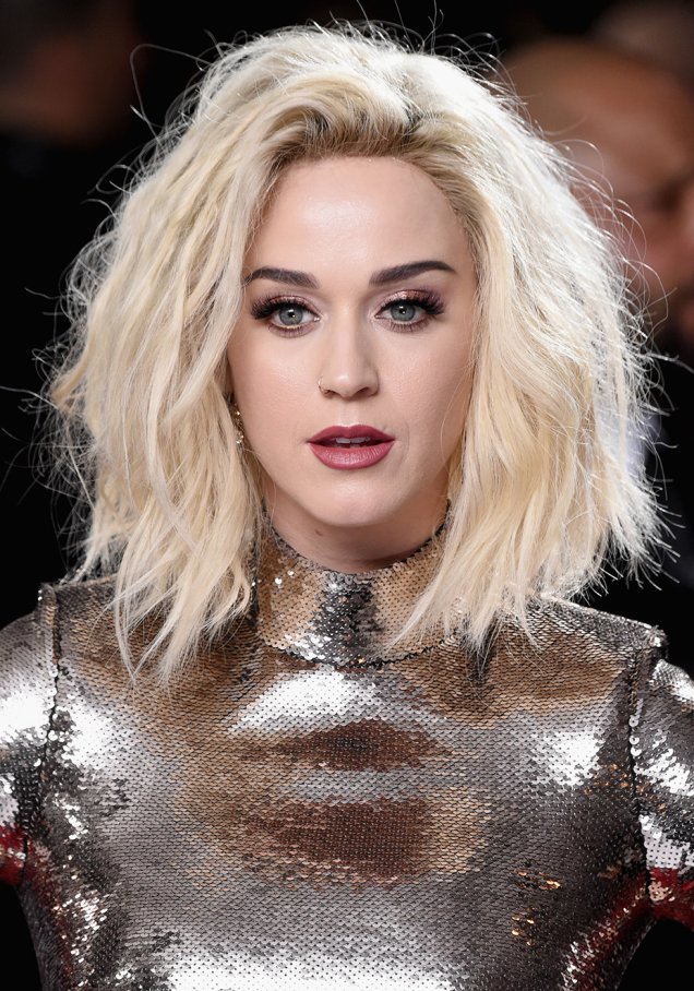 <strong>Katy Perry:</strong> A cantora deu destaque ao visual recém-platinado com um penteado messy e volumoso. Os olhos protagonizaram a maquiagem graças à sombra brilhante e aos cílios postiços. Na boca, batom rosa.