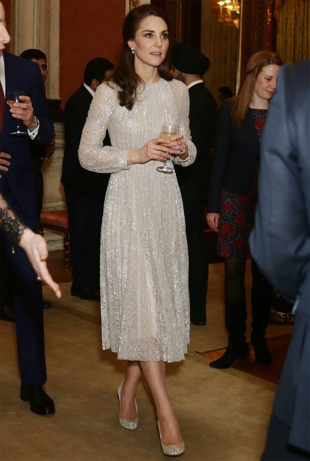 <strong>06 de fevereiro de 2017</strong><span> - O casal real compareceu a uma conferência do <em>Guild of Health Writers</em> em parceria com <em>Heads Together</em>. Kate e William chamaram atenção não apenas pelo projeto sobre saúde mental infantil, mas também pela elegância - com direito a looks em tons parecidos. Esta foi a primeira vez em que a Duquesa de Cambridge vestiu roupas da <strong>Oscar de la Renta</strong>.</span> <strong>06 de fevereiro de 2017</strong><span> - O casal real compareceu a uma conferência do <em>Guild of Health Writers</em> em parceria com <em>Heads Together</em>. Kate e William chamaram atenção não apenas pelo projeto sobre saúde mental infantil, mas também pela elegância - com direito a looks em tons parecidos. Esta foi a primeira vez em que a Duquesa de Cambridge vestiu roupas da <strong>Oscar de la Renta</strong>.</span>