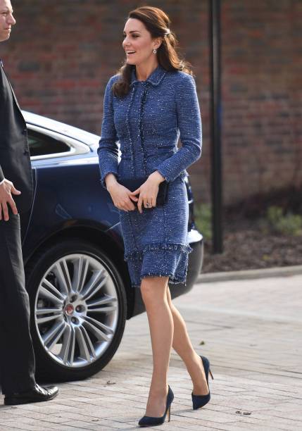 <strong>12 de fevereiro de 2017</strong> - Os Duques de Cambridge roubaram a cena no tapete vermelho do BAFTA, considerado o Oscar britânico. Seguindo a tradição de vestir grifes nacionais em eventos importantes, Kate apostou em um modelo ombro a ombro da <strong>Alexander McQueen</strong>, mesma etiqueta de seu vestido de noiva. Coque clássico e volumoso e joias exuberantes - maxibrincos e pulseira - finalizaram o look de gala. <strong>12 de fevereiro de 2017</strong> - Os Duques de Cambridge roubaram a cena no tapete vermelho do BAFTA, considerado o Oscar britânico. Seguindo a tradição de vestir grifes nacionais em eventos importantes, Kate apostou em um modelo ombro a ombro da <strong>Alexander McQueen</strong>, mesma etiqueta de seu vestido de noiva. Coque clássico e volumoso e joias exuberantes - maxibrincos e pulseira - finalizaram o look de gala.