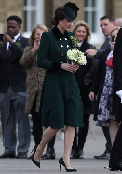 <strong>27 de fevereiro de 2017</strong><span> - Para celebrar a abertura oficial do ano da cultura indiana no Reino Unido, promovido pela Rainha Elizabeth II, a mãe de George e Charlotte investiu em um modelo mídi. O toque fashionista ficou por conta da renda metalizada e dos sapatos cheios de brilho, dignos de princesas da Disney. Para equilibrar o visual, nada além de brincos de pérola e o clássico anel de noivado.</span> <strong>27 de fevereiro de 2017</strong><span> - Para celebrar a abertura oficial do ano da cultura indiana no Reino Unido, promovido pela Rainha Elizabeth II, a mãe de George e Charlotte investiu em um modelo mídi. O toque fashionista ficou por conta da renda metalizada e dos sapatos cheios de brilho, dignos de princesas da Disney. Para equilibrar o visual, nada além de brincos de pérola e o clássico anel de noivado.</span>
